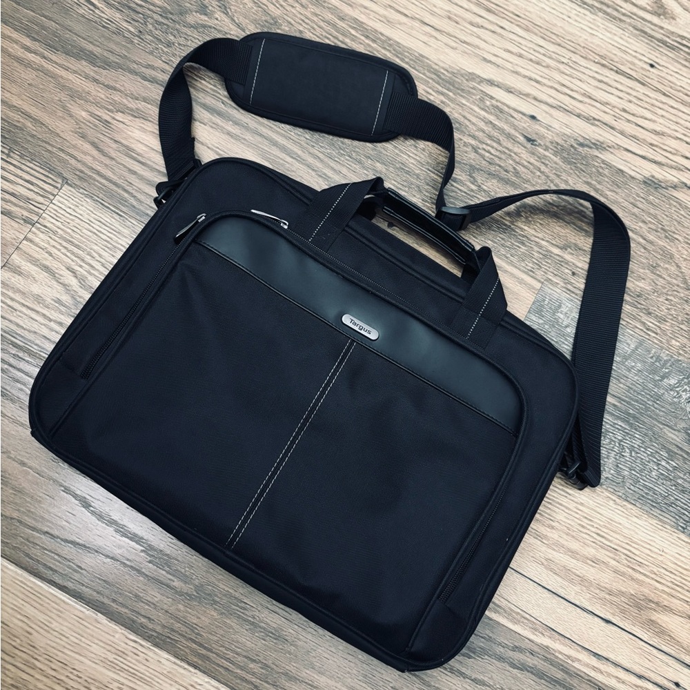 *Targus black laptop 15.6" briefcase bag with shoulder strap